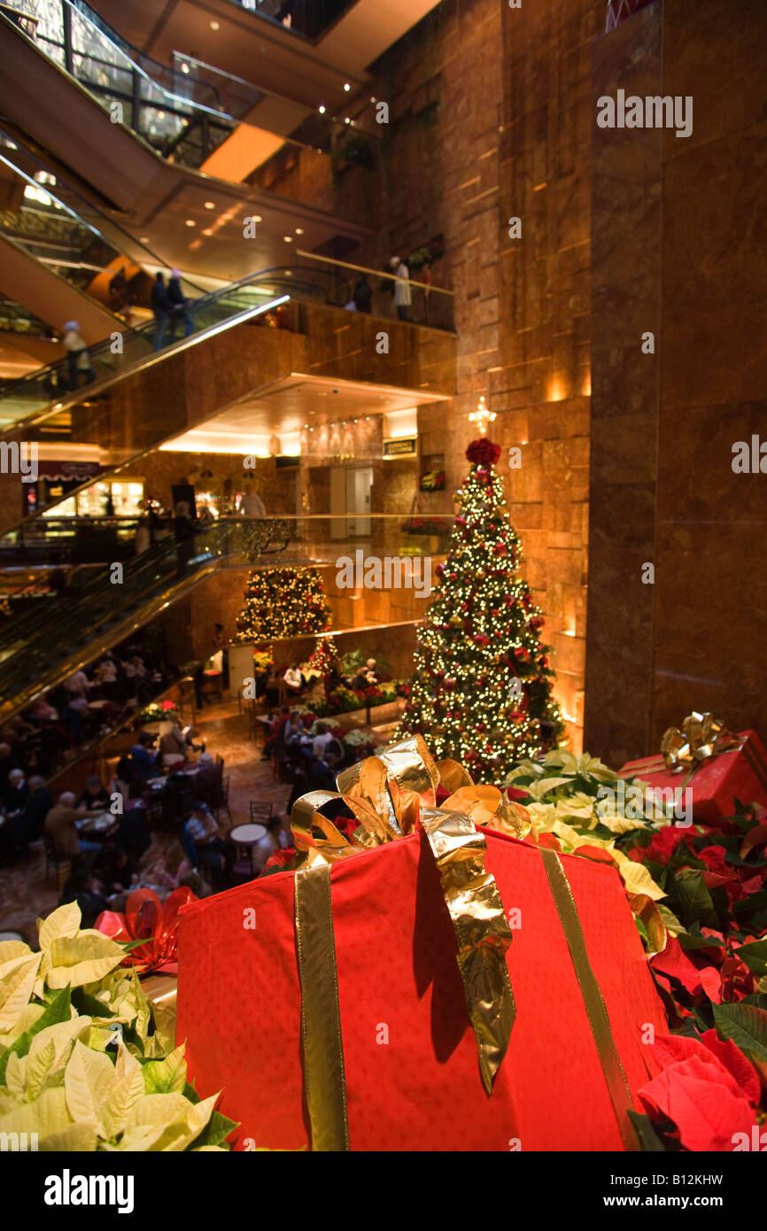 ATRIUM NOËL TRUMP TOWER Shopping Mall, Cinquième Avenue, NEW YORK CITY Banque D'Images