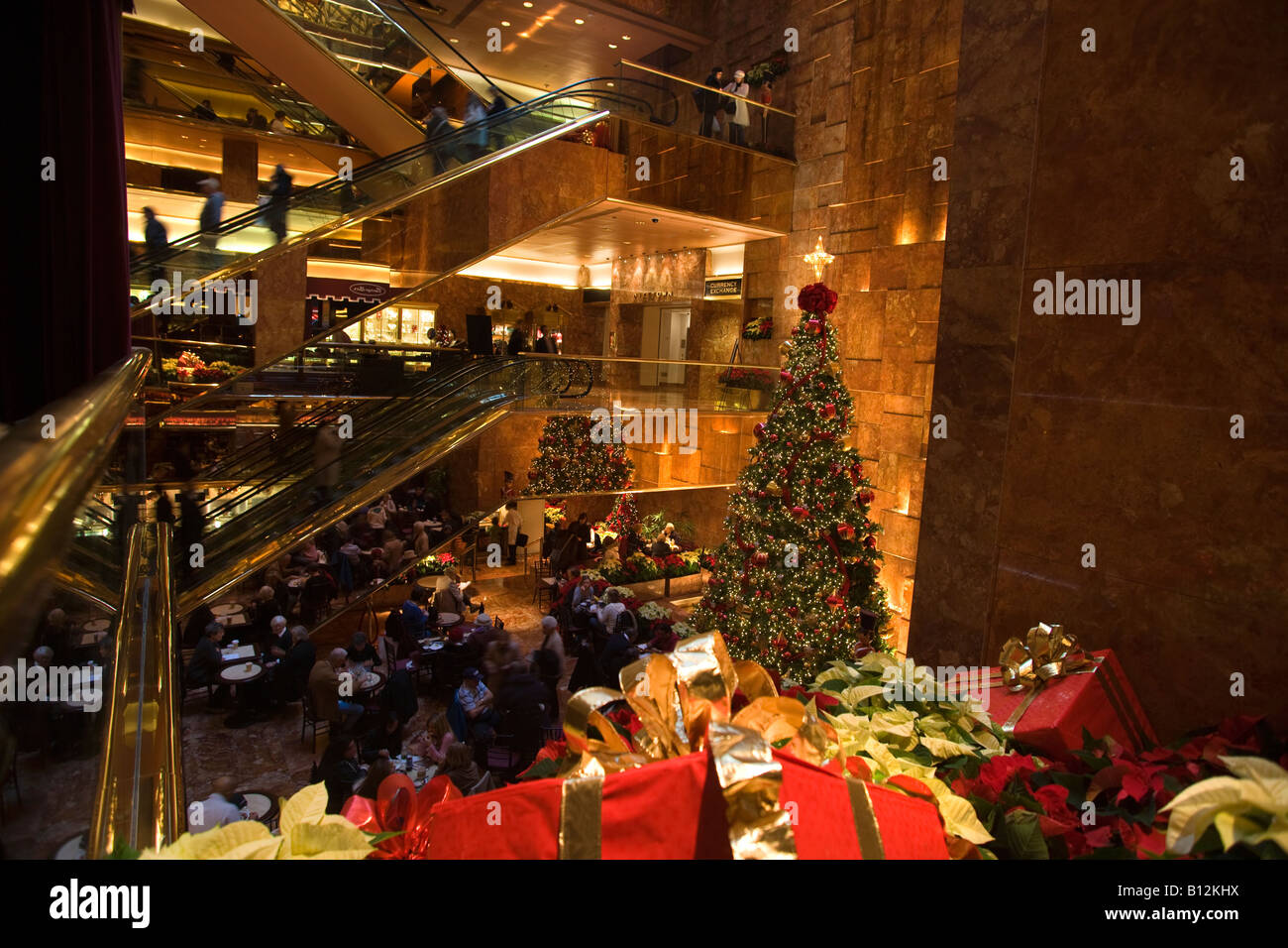 ATRIUM NOËL TRUMP TOWER Shopping Mall, Cinquième Avenue, NEW YORK CITY Banque D'Images
