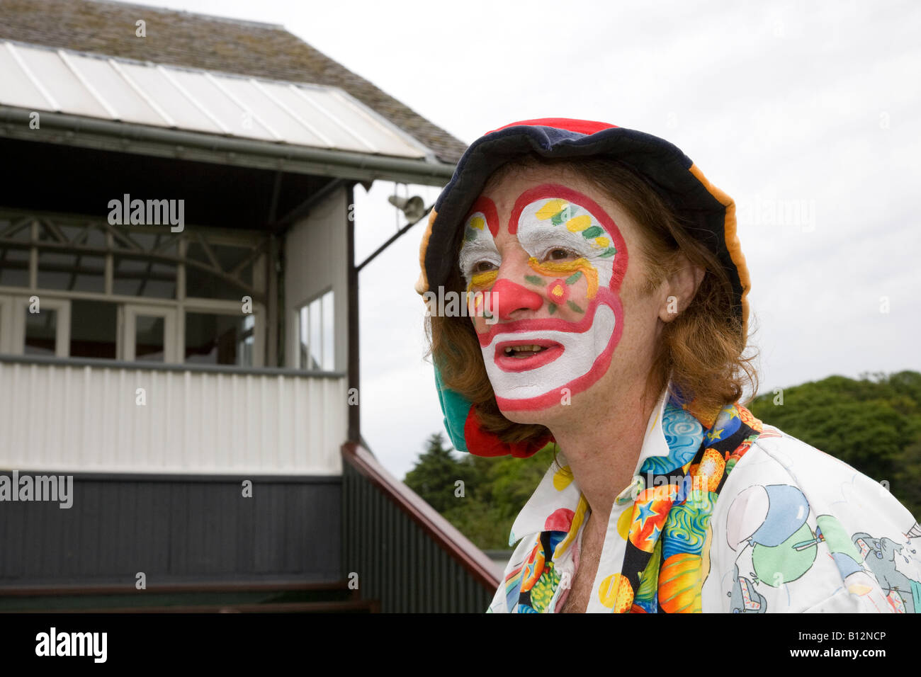 Les courses de chevaux ont participé à l'événement de Stevie (MR) le clown professionnel et de marionnettes à la réunion de courses à l'hippodrome de Perth, Ecosse, Royaume-Uni Tayside Banque D'Images
