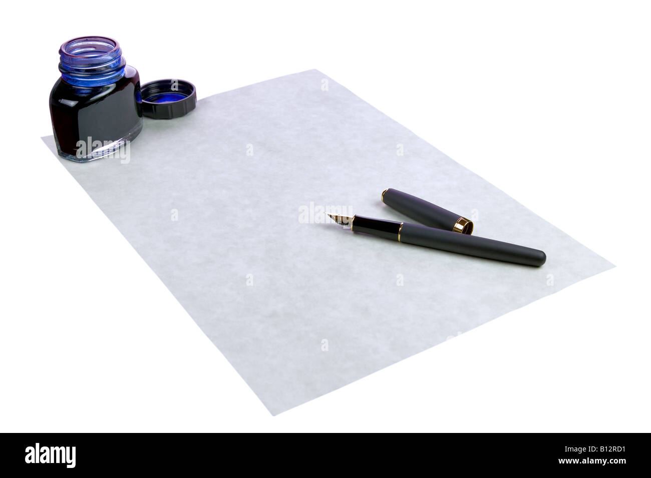 Nibbed or stylo plume et un pot d'encre sur une feuille de papier filigrané Banque D'Images