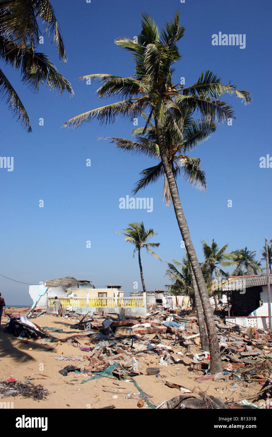 Le village côtier de Lunawa, juste au sud de Colombo, Sri Lanka, a été gravement endommagé par le tsunami de 2004. Banque D'Images