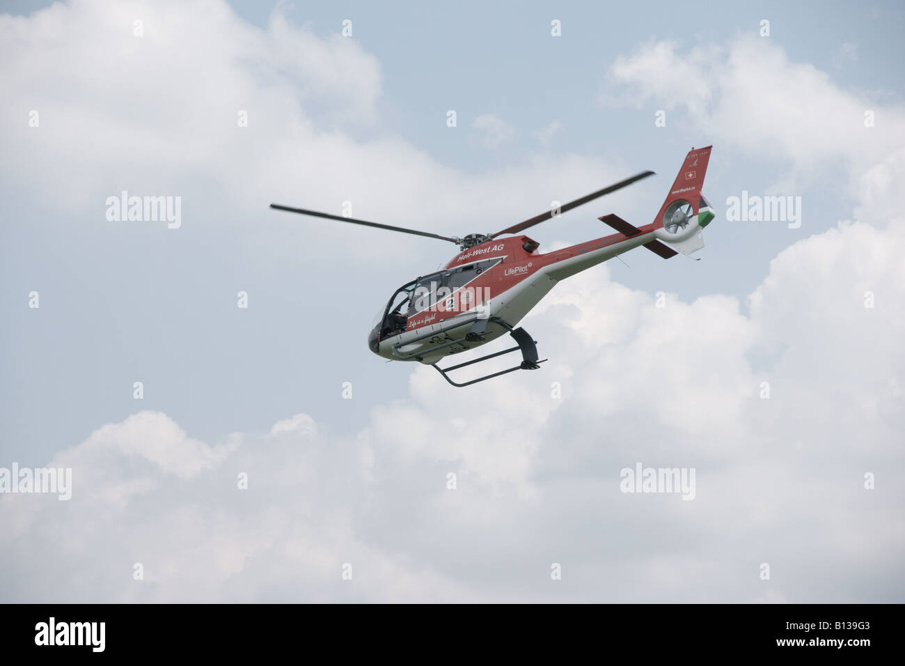 Un Eurocopter EC 120 colibri en vol. Banque D'Images
