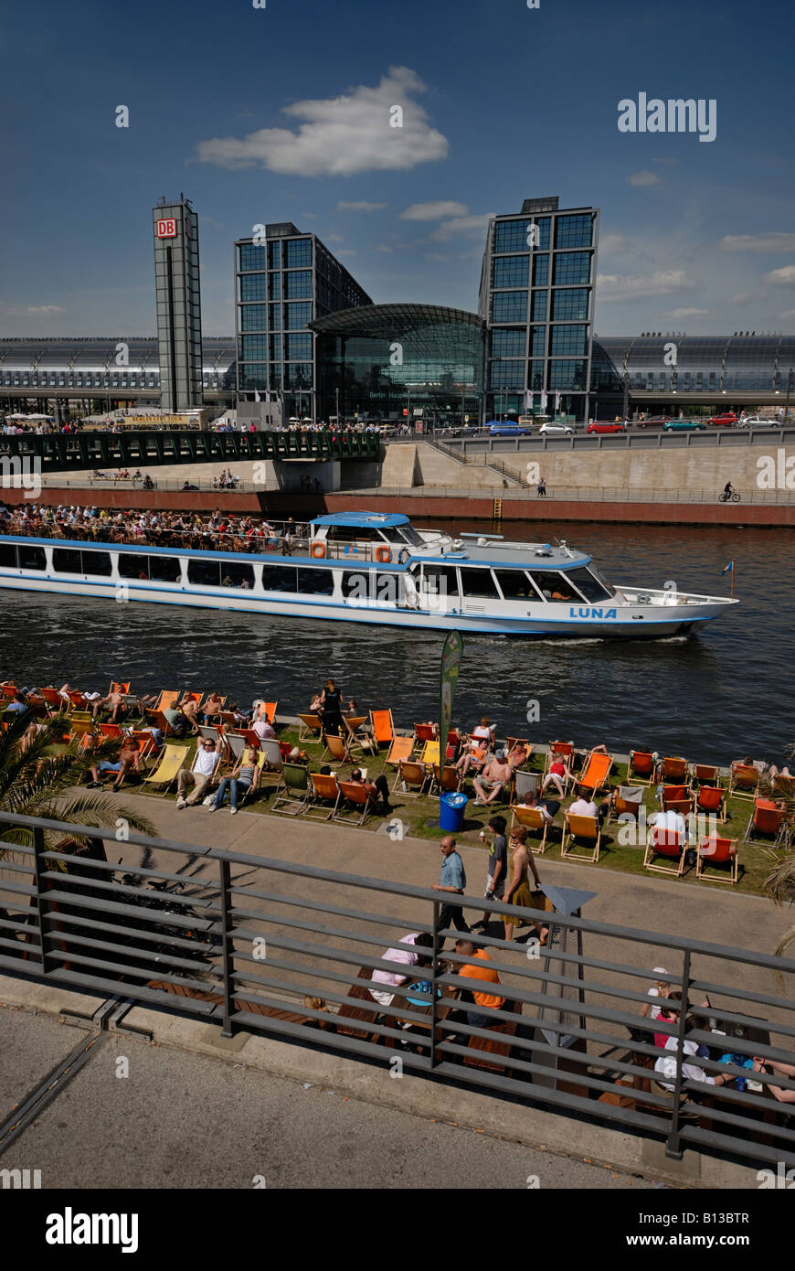 Berlin Hauptbahnhof, Spree, navire de plaisance. Les gens se détendre dans chaises en toile à la plage localisation Café Restaurant Bar Plage de la capitale. Banque D'Images
