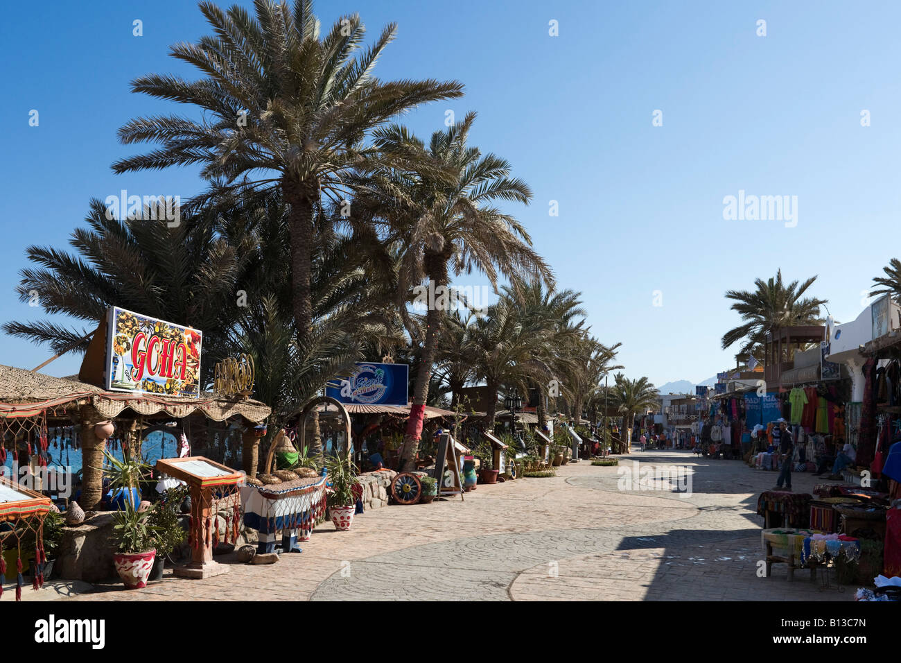 Boutiques et restaurants sur le front de mer à Asilah, Masbat Dahab, golfe d'Aqaba, Sinaï Sud, Mer Rouge, Egypte Banque D'Images