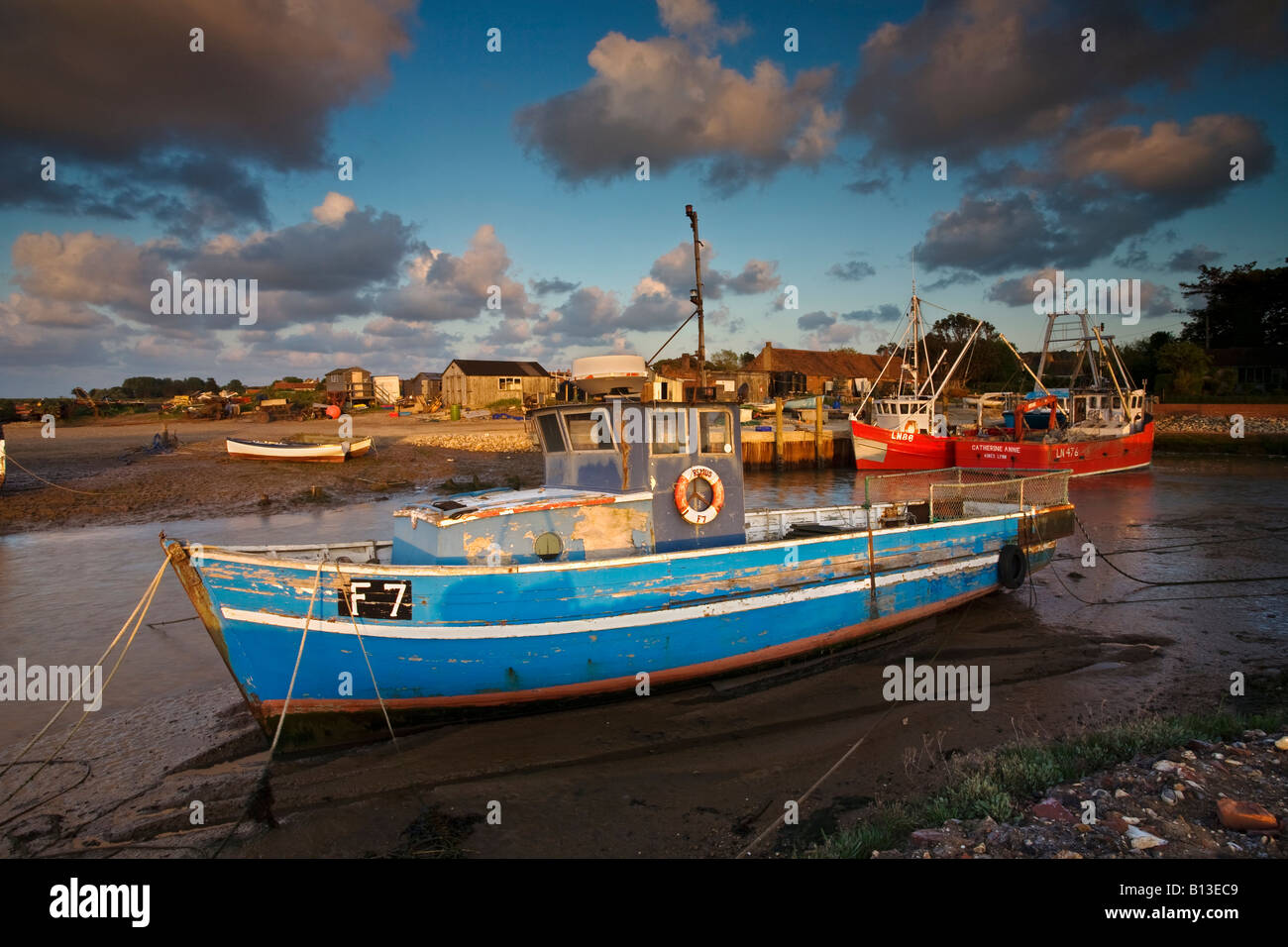 Des bateaux de pêche à Brancaster Staithe sur la côte nord du comté de Norfolk Banque D'Images