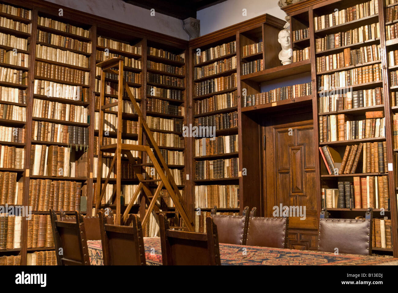 Des étagères pleines de livres anciens de la bibliothèque du musée Plantin  Moretus à Anvers (Belgique Photo Stock - Alamy