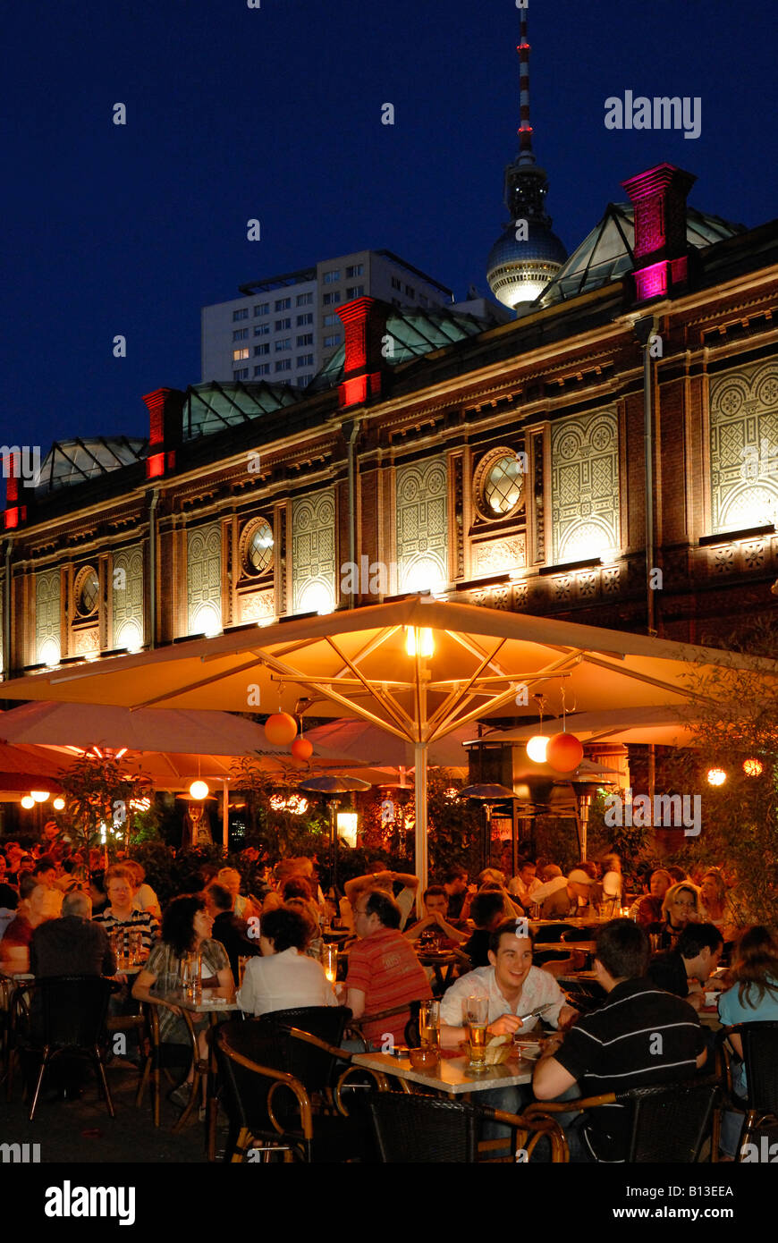 Berlin. Hackescher Markt. Les personnes bénéficiant d'une soirée d'été dans un restaurant en plein air à Hackescher Markt de Berlin Mitte. Banque D'Images