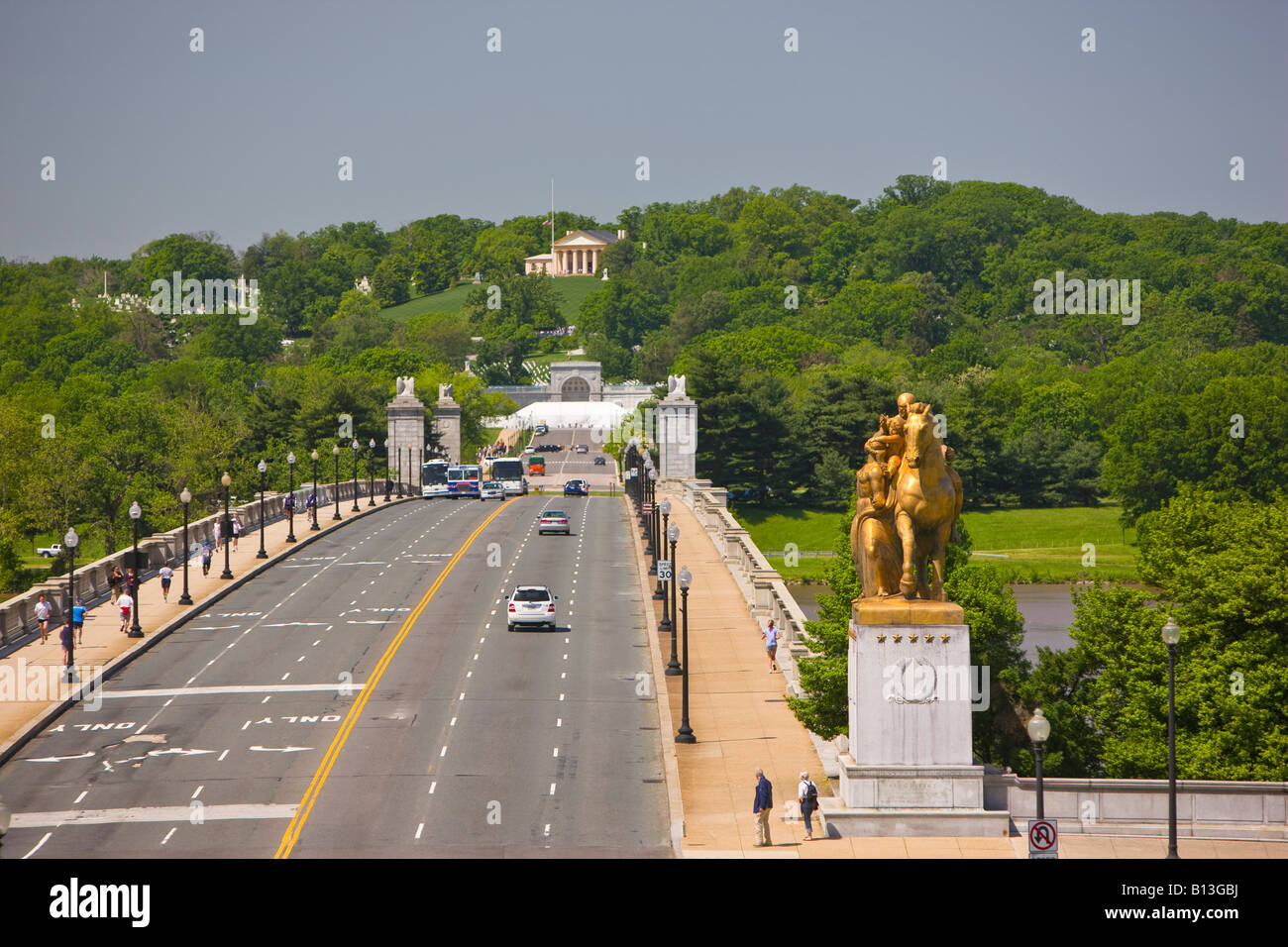 WASHINGTON DC USA Le Memorial Bridge traverse la rivière Potomac et entre dans le Cimetière National d'Arlington Banque D'Images