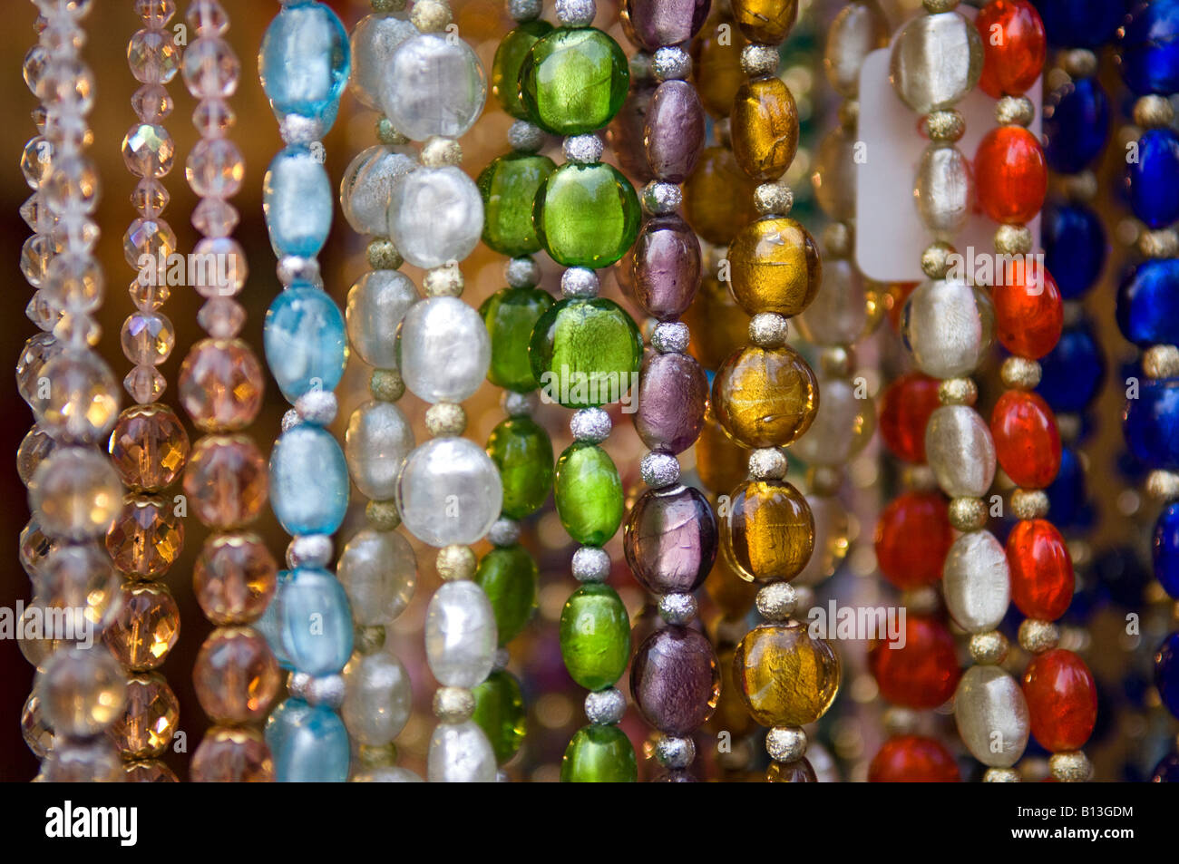 Perles de verre de Murano de couleur vive pour la vente au marché du  Rialto, Venise, Italie Photo Stock - Alamy
