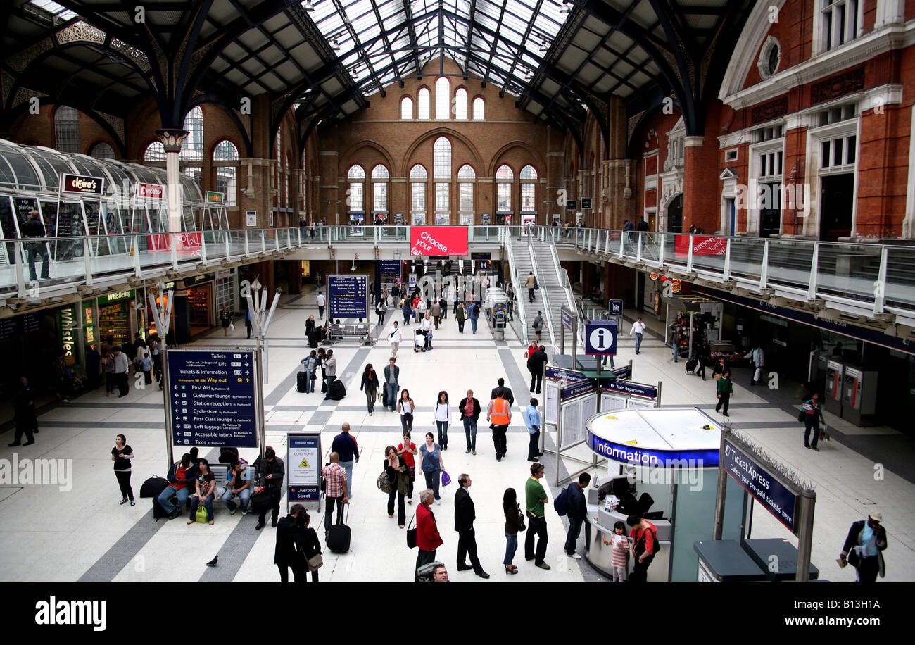 Dans le hall de la gare de Liverpool Street, Londres Banque D'Images