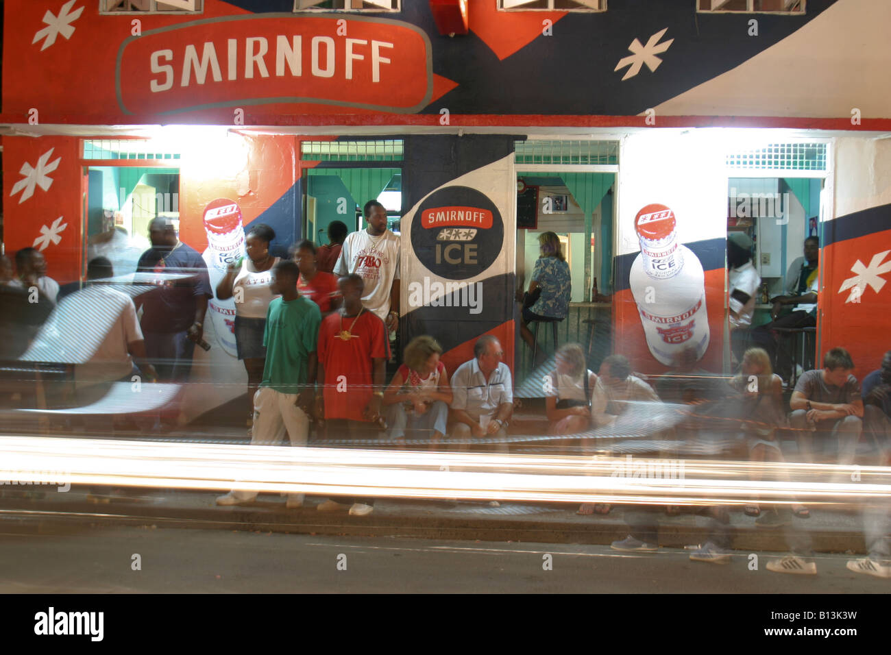 Un bar animé à Oistins fish market en Barbade Banque D'Images