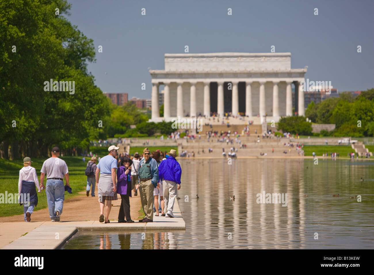 WASHINGTON DC USA touristes visitent le Lincoln Memorial et miroir d'eau. Banque D'Images