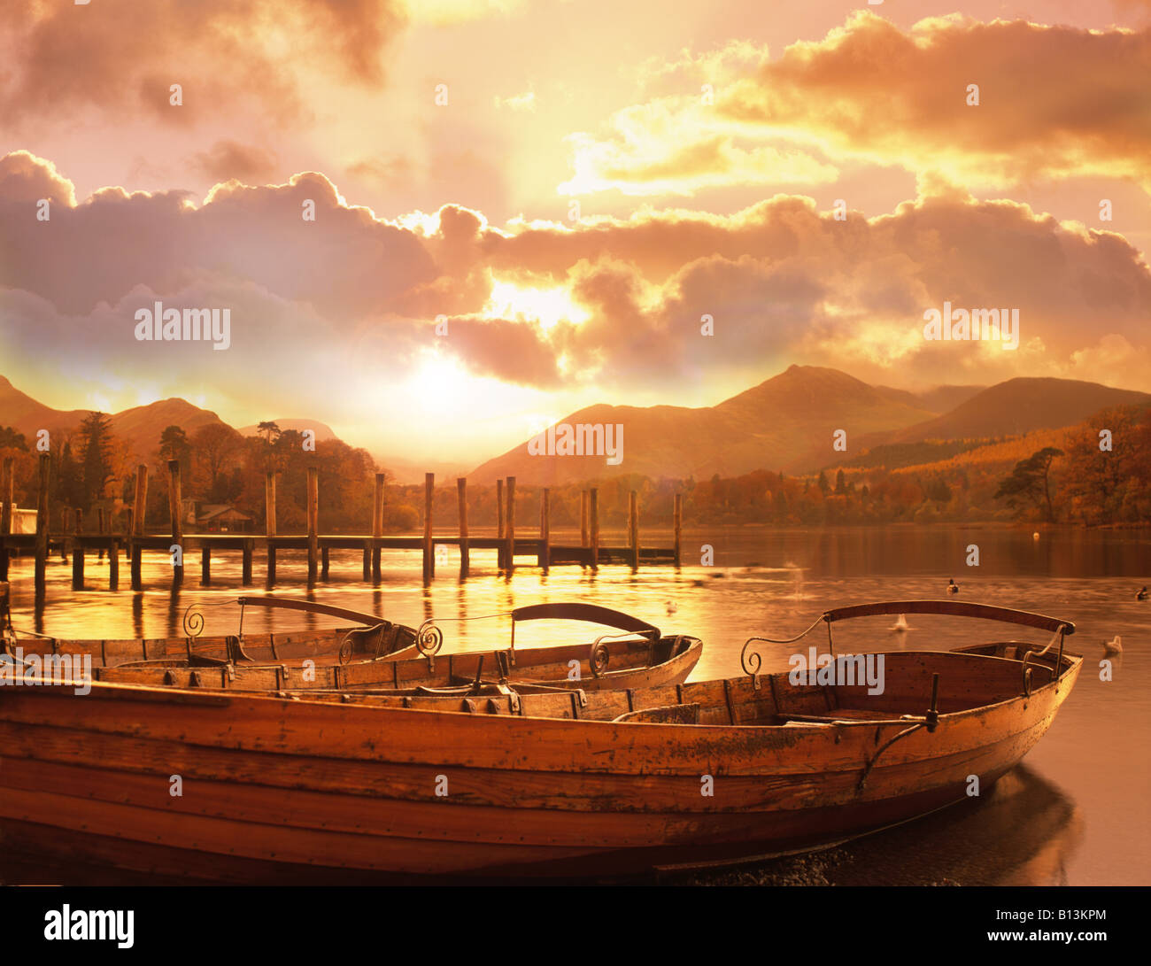 Coucher de soleil au bord de l'eau avec des barques, Keswick, Cumbria, Angleterre,lake district Banque D'Images