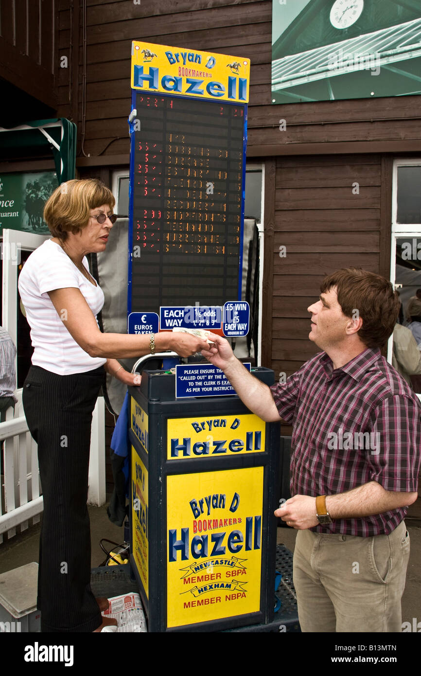 Placer un pari à la Bryan D Hazell bookmakers stand à l'hippodrome de Perth Gold Cup Trophy en Ecosse, Royaume-Uni Banque D'Images