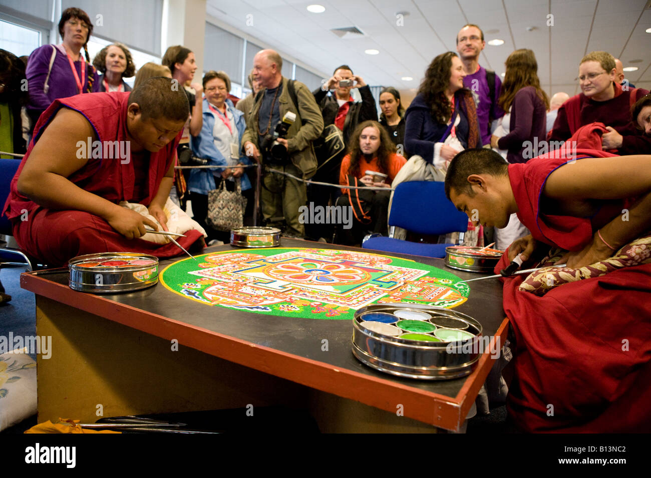 Moines de la création d'un mandala de sable Nottingham UK Europe Banque D'Images