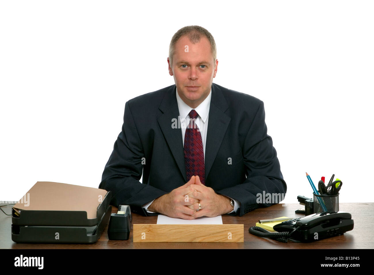 Portrait d'un homme assis à son bureau sur un fond blanc Photo Stock - Alamy