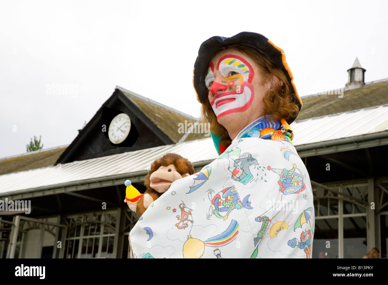 Les courses de chevaux ont participé à l'événement de Stevie (MR) le clown professionnel et de marionnettes à la réunion de courses à l'hippodrome de Perth, Ecosse, Royaume-Uni Tayside Banque D'Images