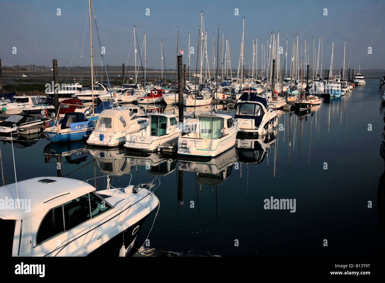 Les bateaux de plaisance de haute mer Hayling Island Marina Hampshire Angleterre Grande-bretagne UK Banque D'Images