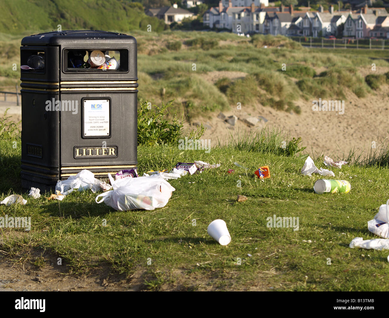 Bac de litière sur une falaise à une destination touristique populaire, avec des détritus sur le sol autour de lui. Banque D'Images