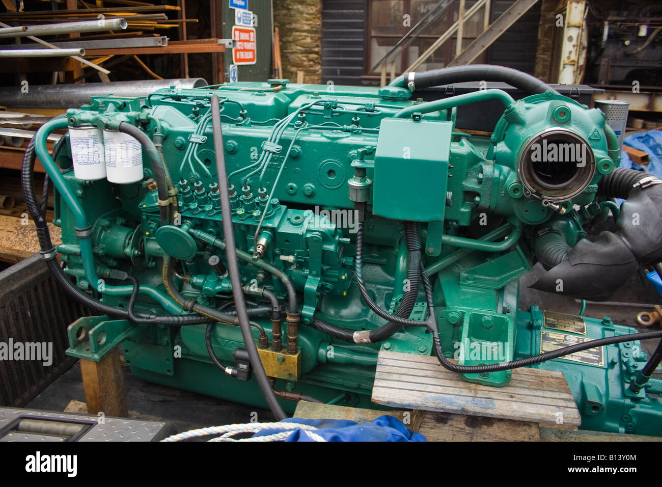 Montage d'un moteur marin Volvo dans un bateau de pêche, Cornwall, UK Photo  Stock - Alamy