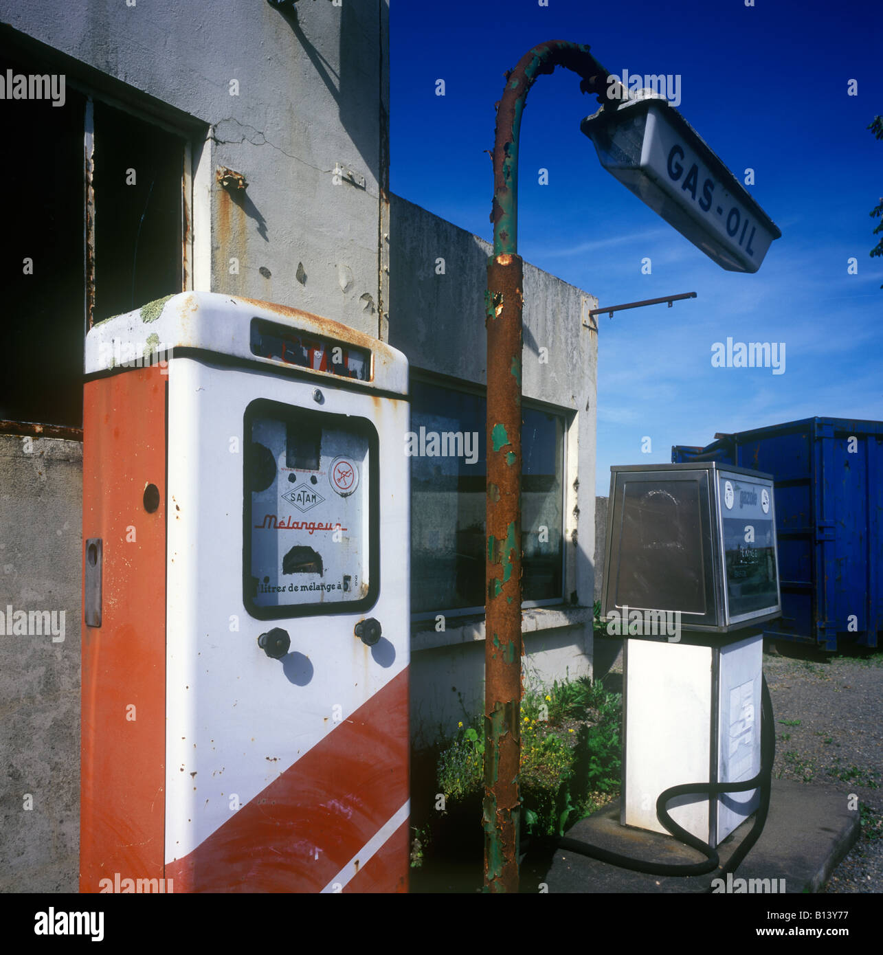 Station essence français abandonnés Banque D'Images