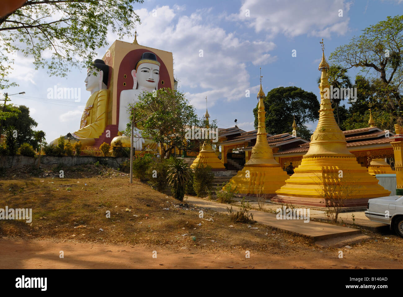 Les figures de Bouddha à la Pagode Kyaikpun, quatre bouddhas assis de 30 mètres de haut, Bago, PEGU EN BIRMANIE MYANMAR BIRMANIE, Asie Banque D'Images