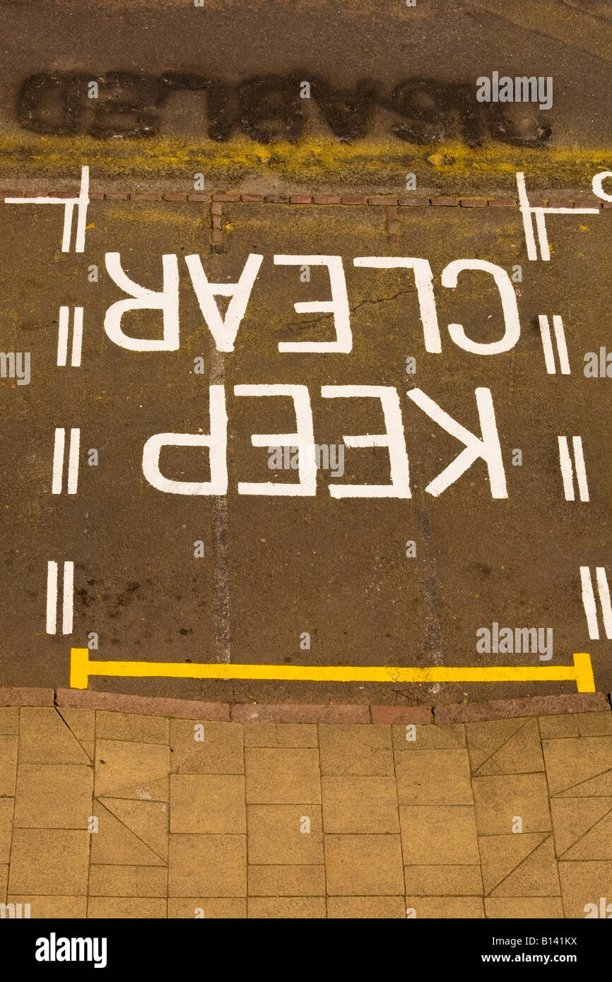 Garder le marquage routier dégagé sur la peinture effacée du panneau de stationnement désactivé Banque D'Images