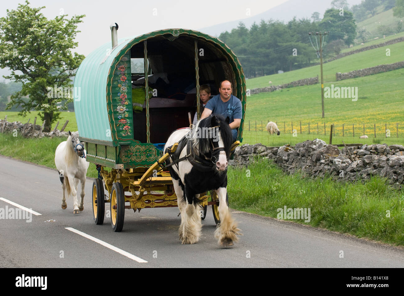 Caravane à cheval sur la route qui mène à la foire du cheval Appelby dans Cumbria Banque D'Images