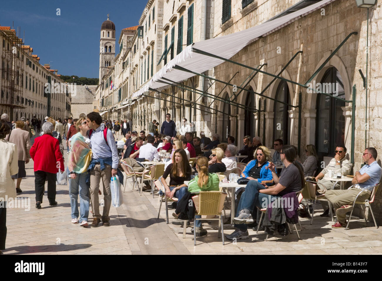 Les clients au café avec couple sur la rue principale Stradun de vieille ville de Dubrovnik Croatie Banque D'Images
