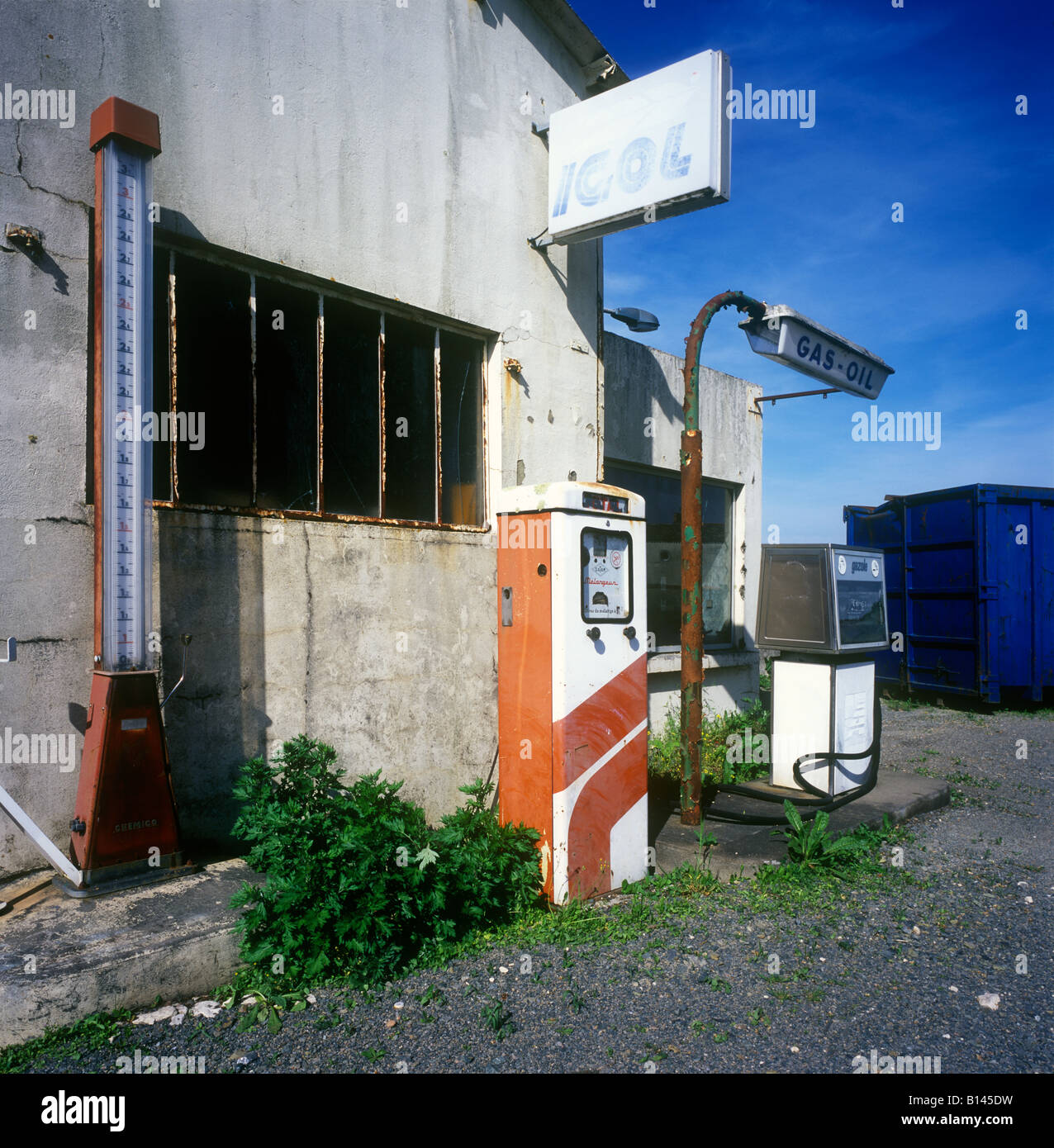 Station essence français abandonnés Banque D'Images