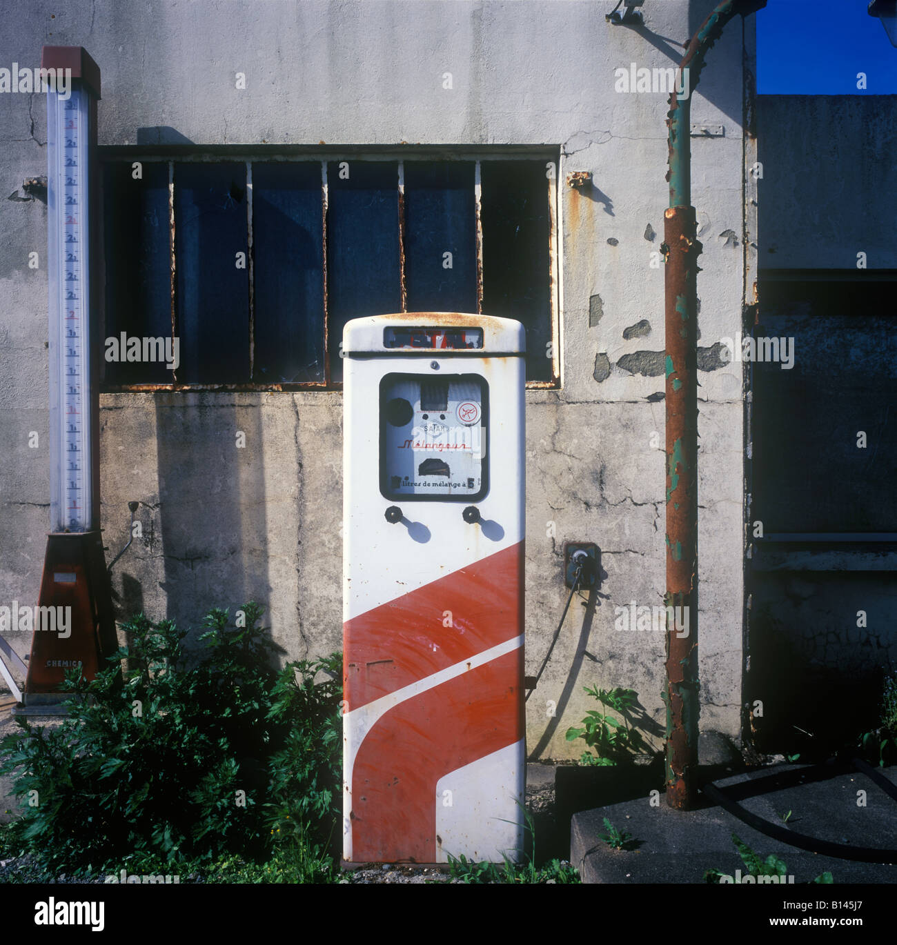 Station essence français abandonnés Banque D'Images
