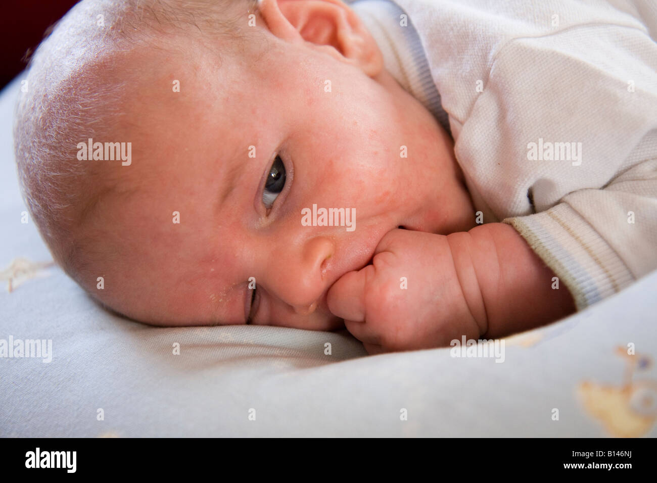 Bébé avec la main dans la bouche Banque D'Images