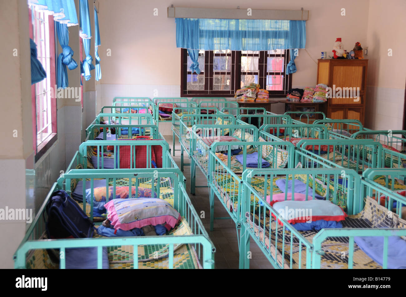 Rangées de lits pour enfants dans un orphelinat catholique Kon Tum Central Highlands Vietnam Banque D'Images