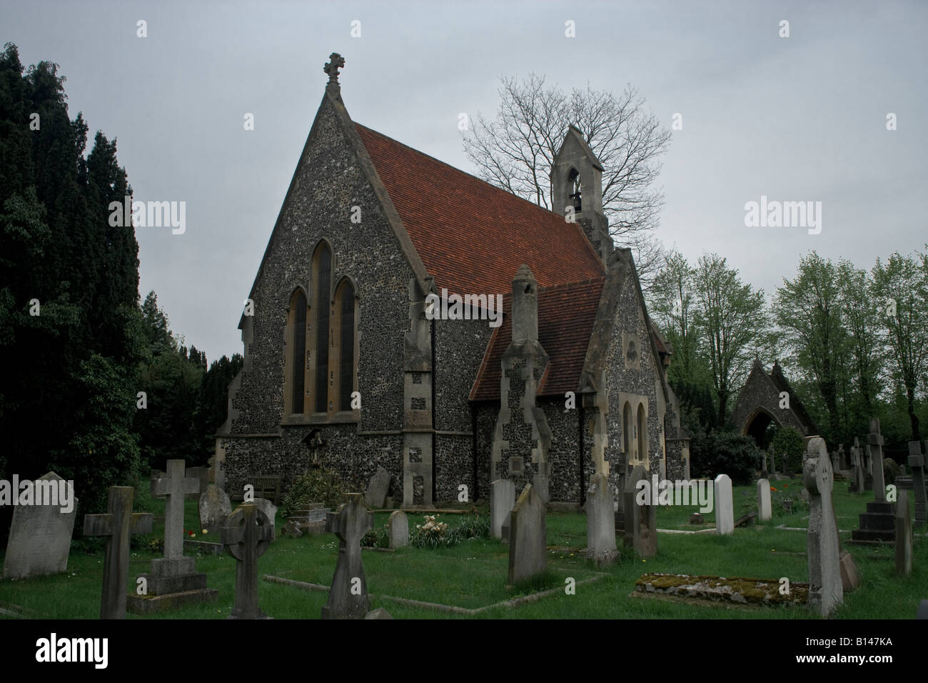 L'angleterre église cimetière mur silex eton norman vieux murs Banque D'Images