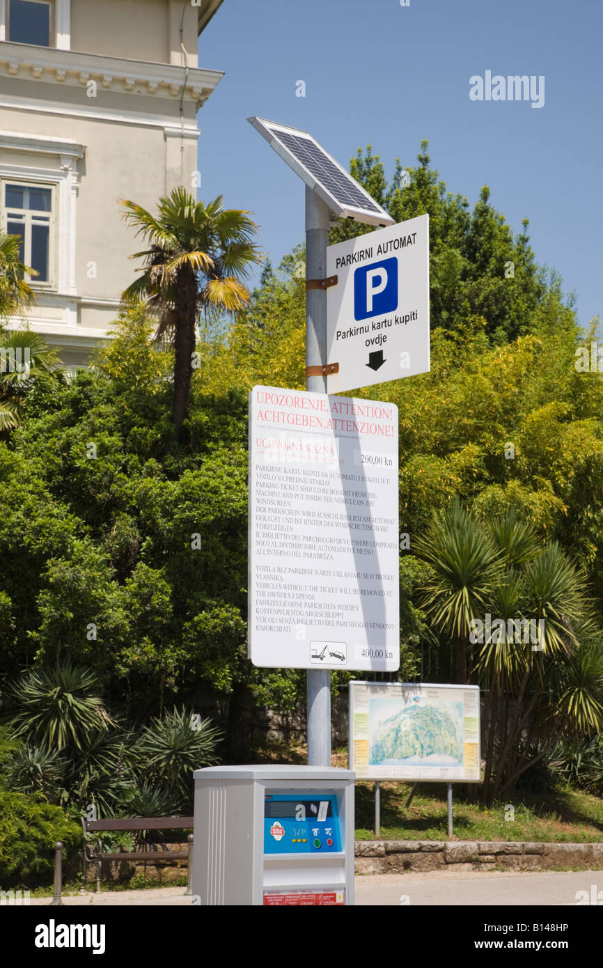 Croatie Europe solar powered ticket de parking en bordure de mètre avec petit panneau solaire au-dessus de signer Banque D'Images