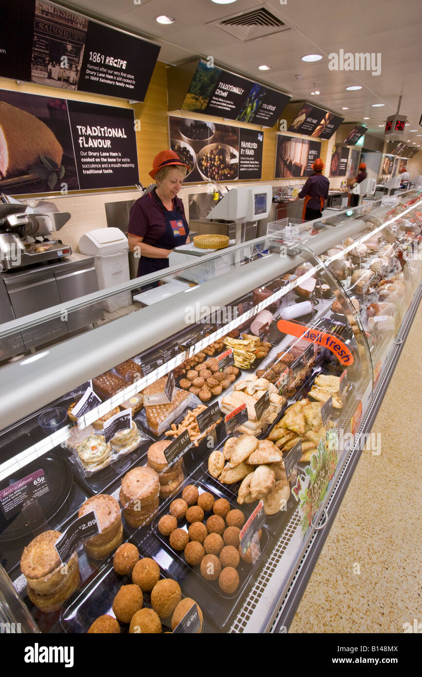 La nourriture sur l'affichage à un comptoir de charcuterie dans un supermarché Banque D'Images