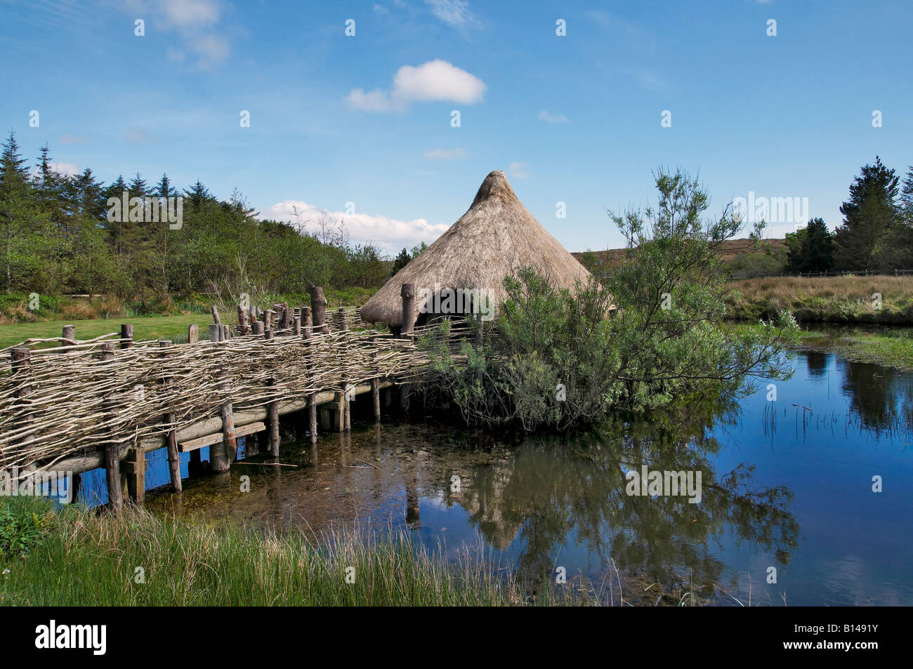 Reconstruction de l'âge de fer Crannog Banque D'Images