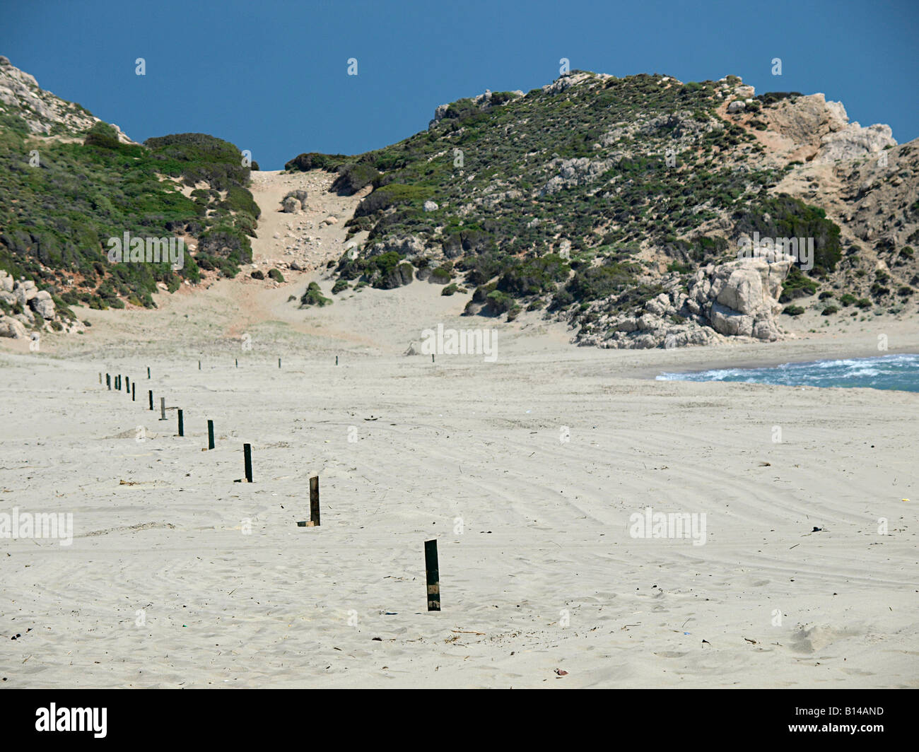 Posts indique la section de plage où tortue marine caretta caretta pond sur sa plage de ponte à la plage de Patara turquie Banque D'Images