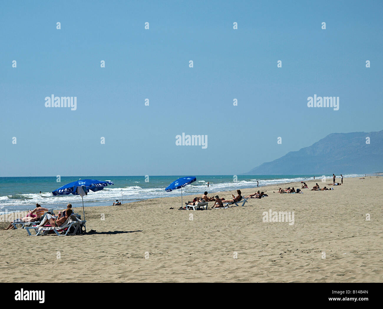 Tourisme ou bronzer sur les chaises longues sur la plage de Patara, Turquie Banque D'Images