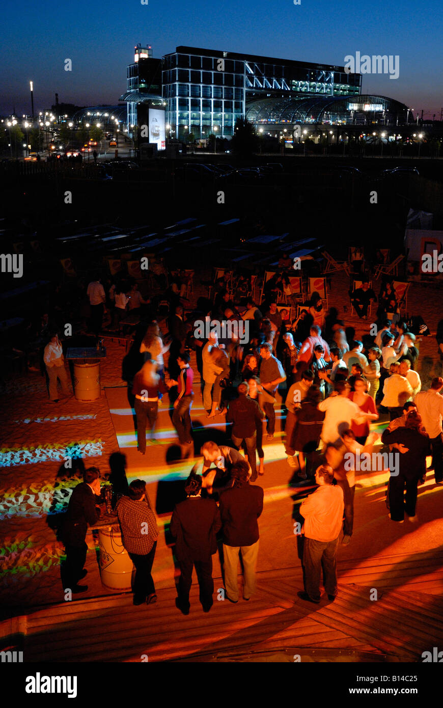 Berlin. Berlin Hauptbahnhof avec Bundespressestrand. Danser la salsa à un été chaud la nuit. Banque D'Images Berlin. Berlin Hauptbahnhof avec Bundespressestrand. Danser la salsa à un été chaud la nuit. Banque D'Images