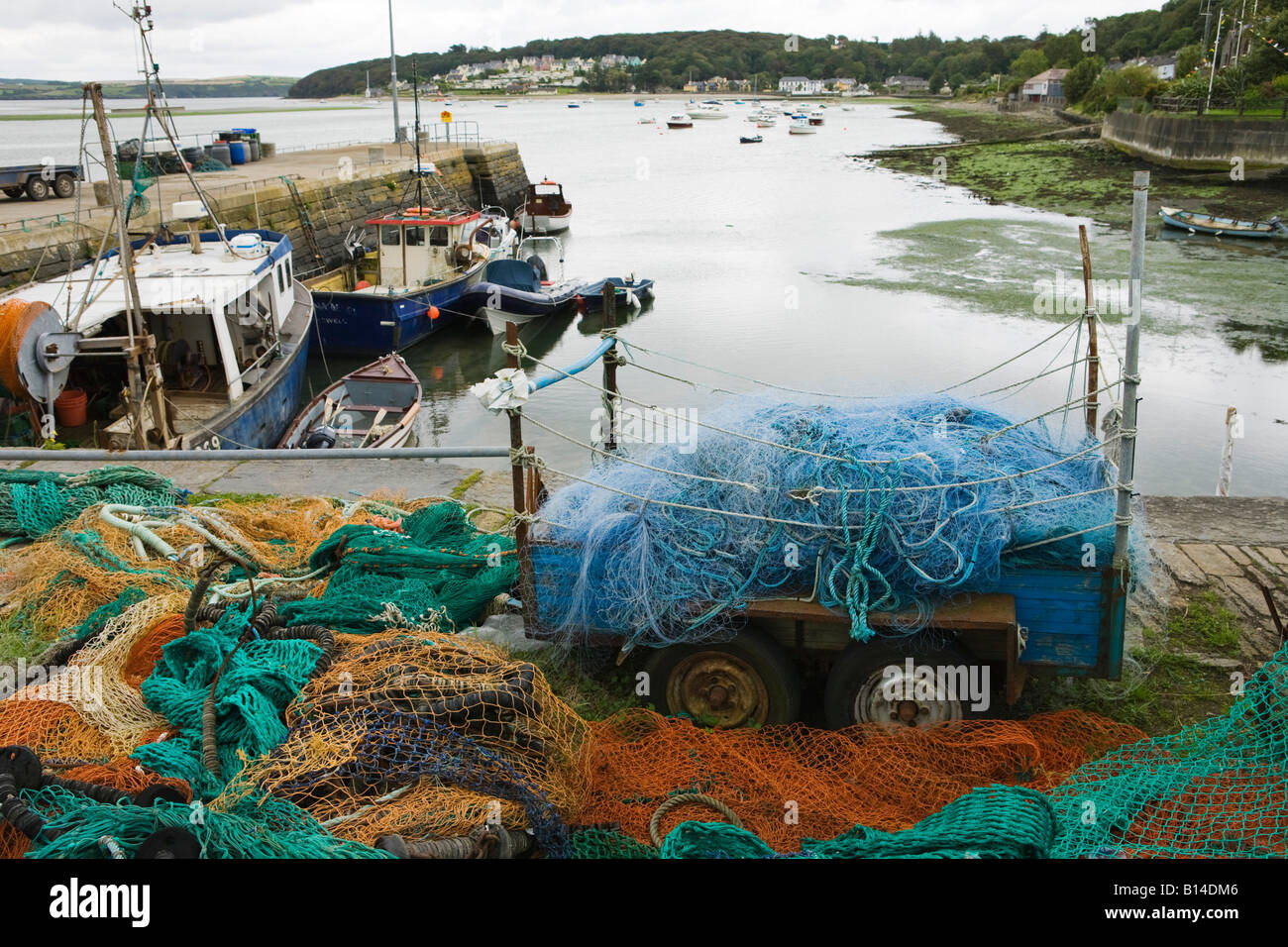 L'équipement de pêche, des filets et des pots au village de pêcheurs dans le sud de l'Irlande Banque D'Images