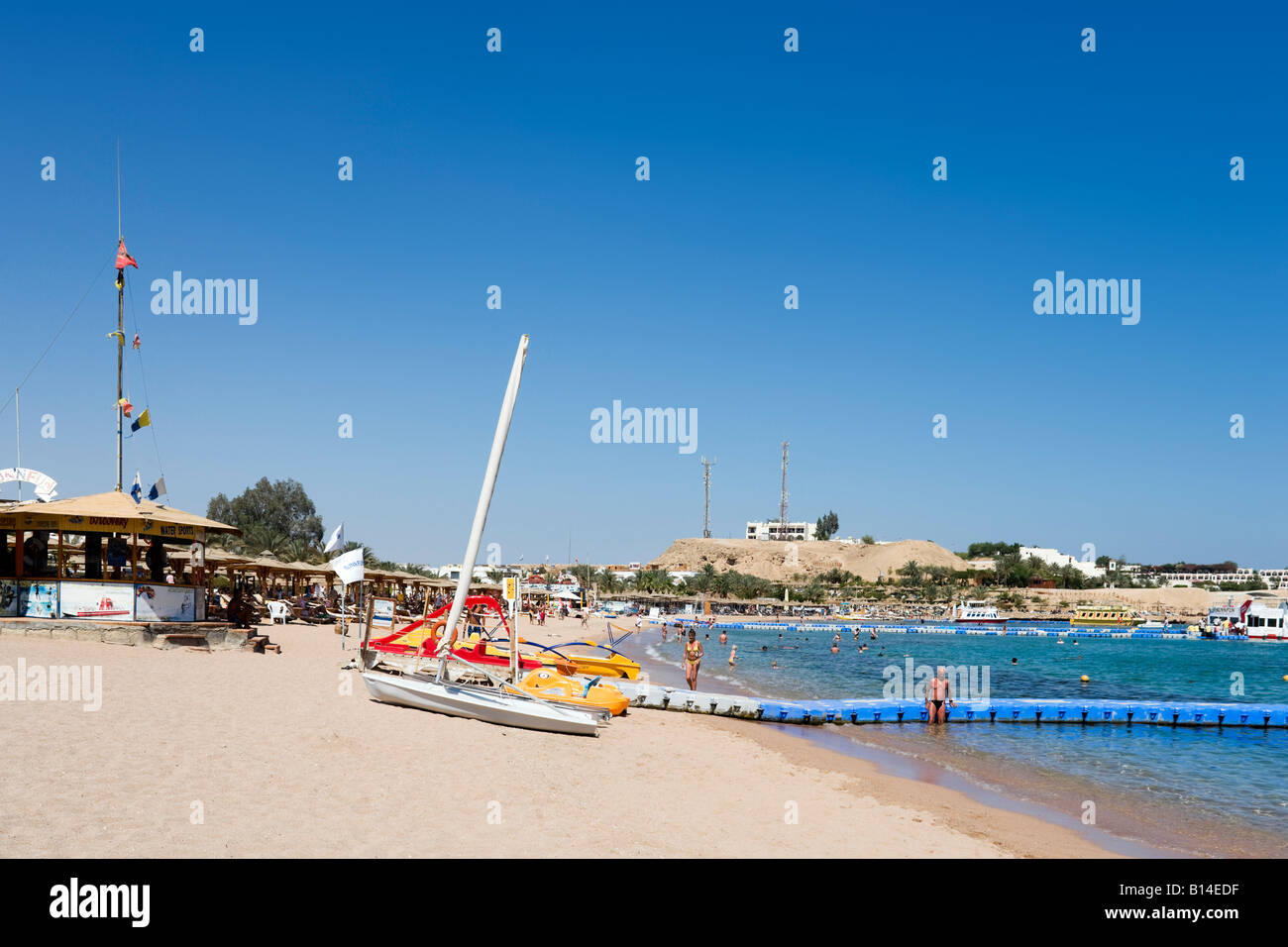 Les sports nautiques et la jetée flottante, plage Naama Bay, Charm el-Cheikh, côte de la mer Rouge, Egypte Banque D'Images