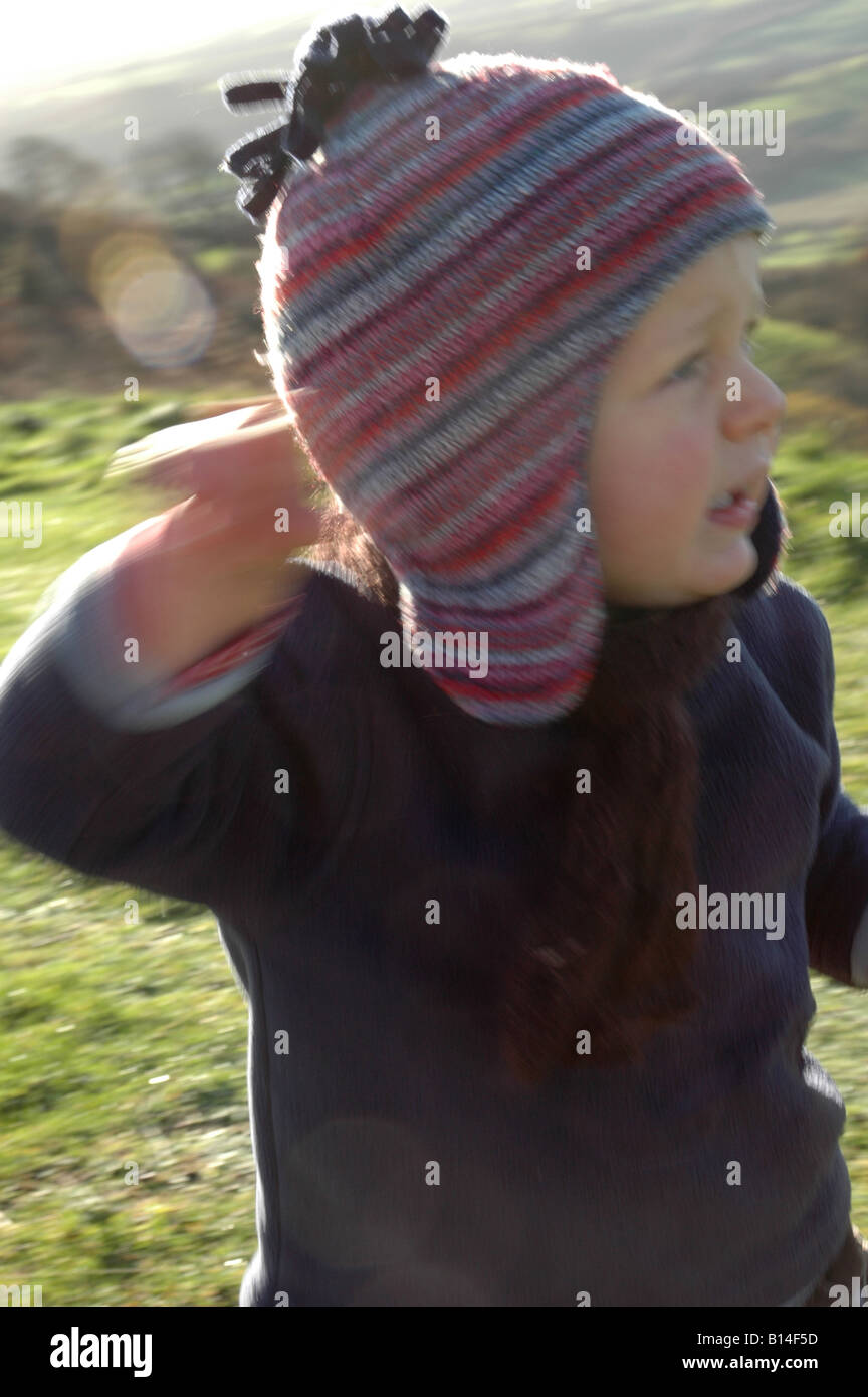 Petit boy running in sunshine le Welsh Mountain Banque D'Images