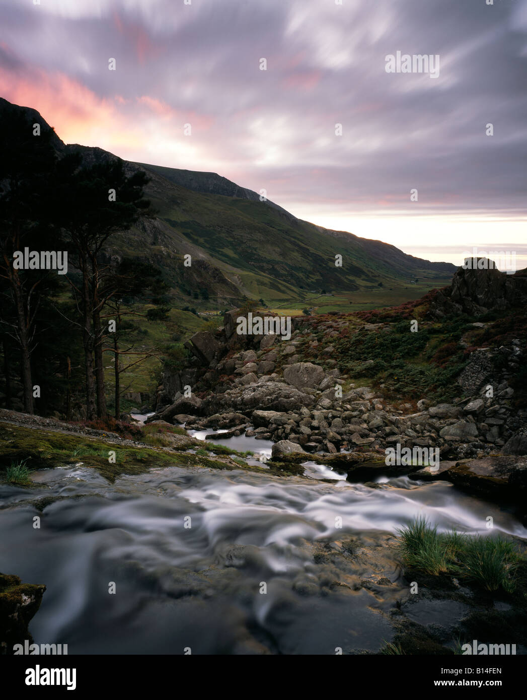 Dans le crépuscule Nant Ffrancon. Le Parc National de Snowdonia. Le Pays de Galles. Banque D'Images