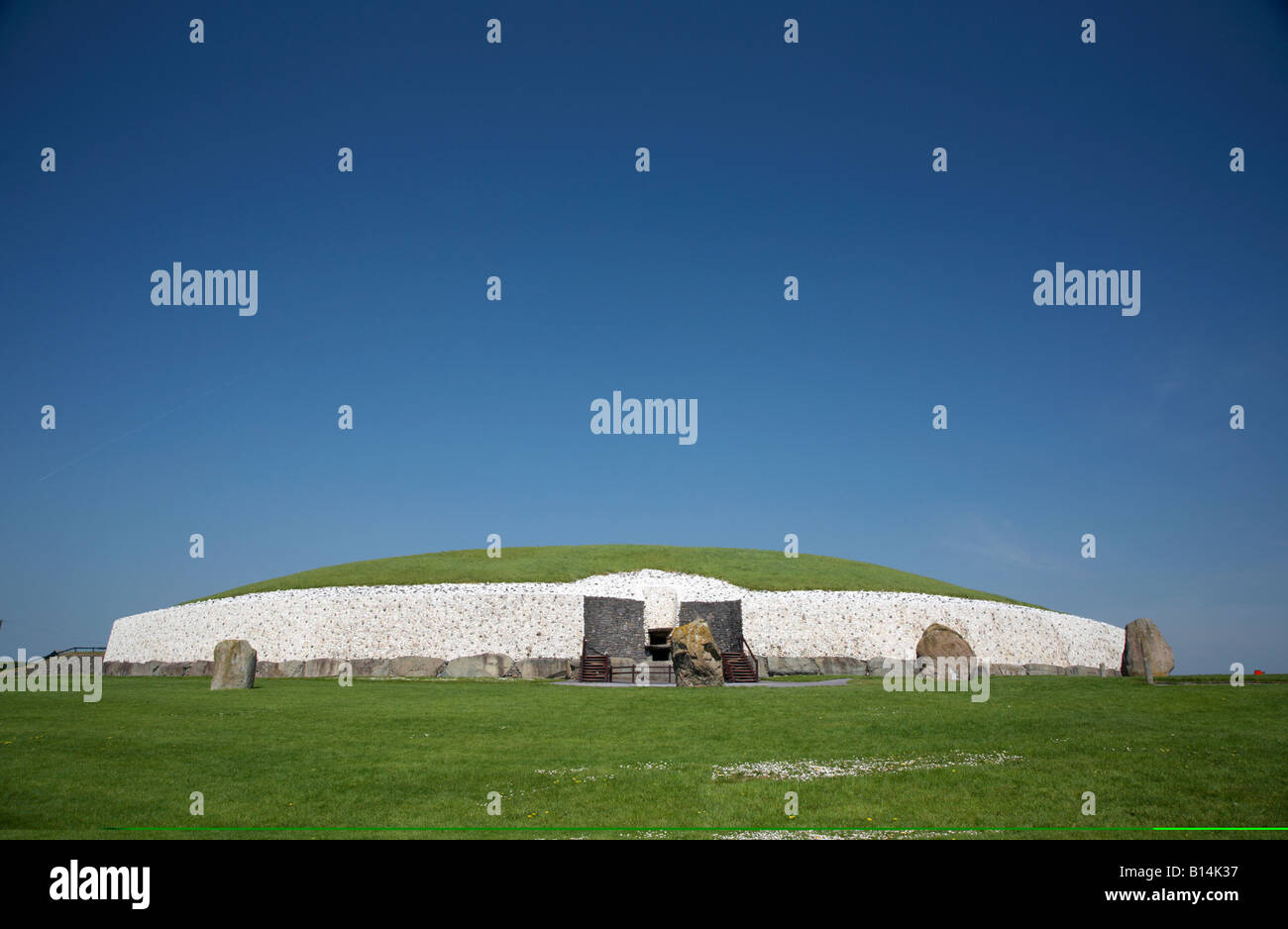 Avant de tumulus mégalithique de newgrange et pierres sous un ciel bleu , le comté de Meath, république d'Irlande Banque D'Images