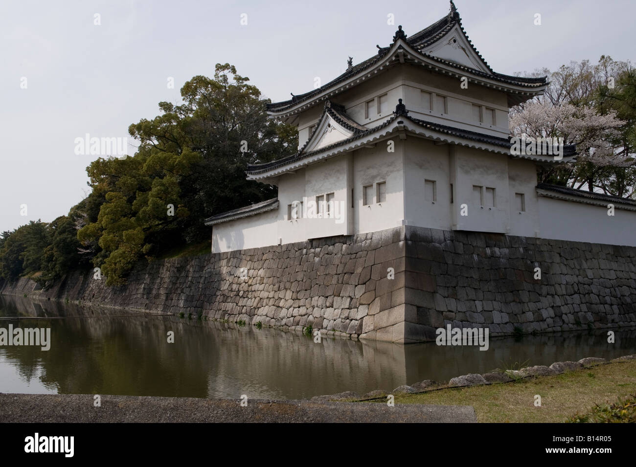 Kyoto, Japon. Un tour d'angle du château de Nijo (achevé en1626) qui est dans le centre de la ville et entourée d'un fossé. Banque D'Images