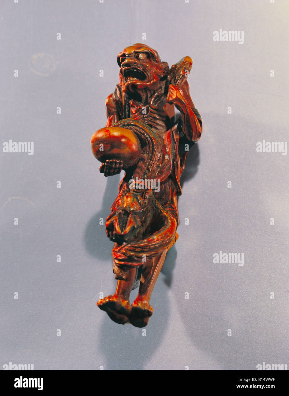 Beaux-arts, Japon, Netsuke (stop), bois, laque d'or, la hauteur de l'artiste, d'auteur n'a pas à être effacée Banque D'Images