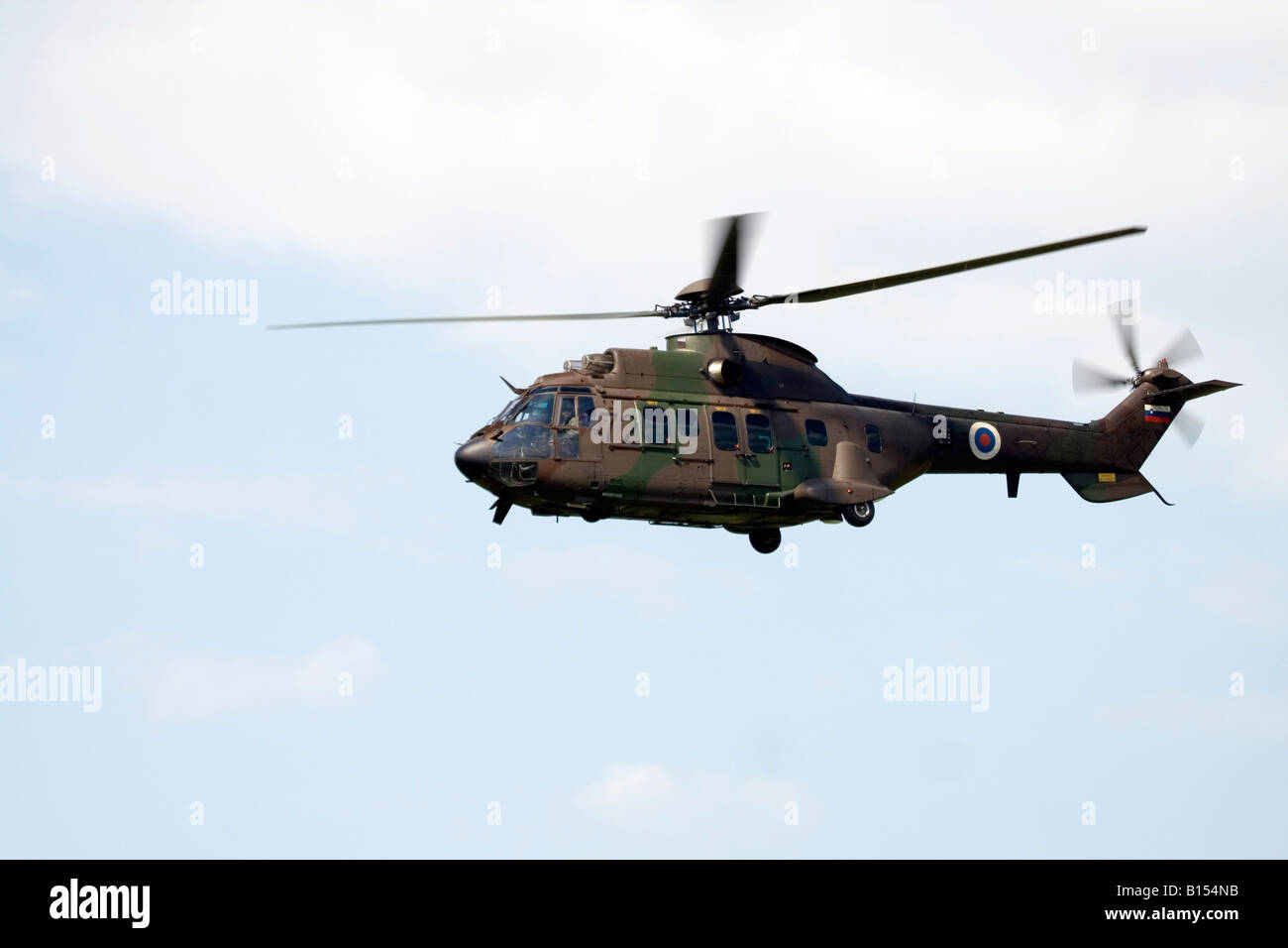 En vol Cougar hélicoptère militaire. Banque D'Images