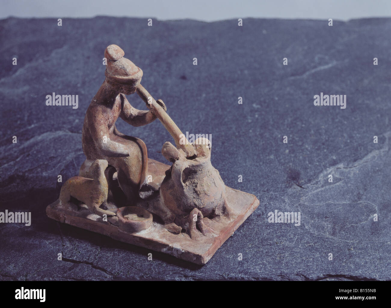 Beaux-arts, la Grèce, la terre cuite, la cuisine femme avec chien, Béotie, 6e siècle avant J.-C., Louvre, Paris, l'artiste n'a pas d'auteur pour être effacé Banque D'Images