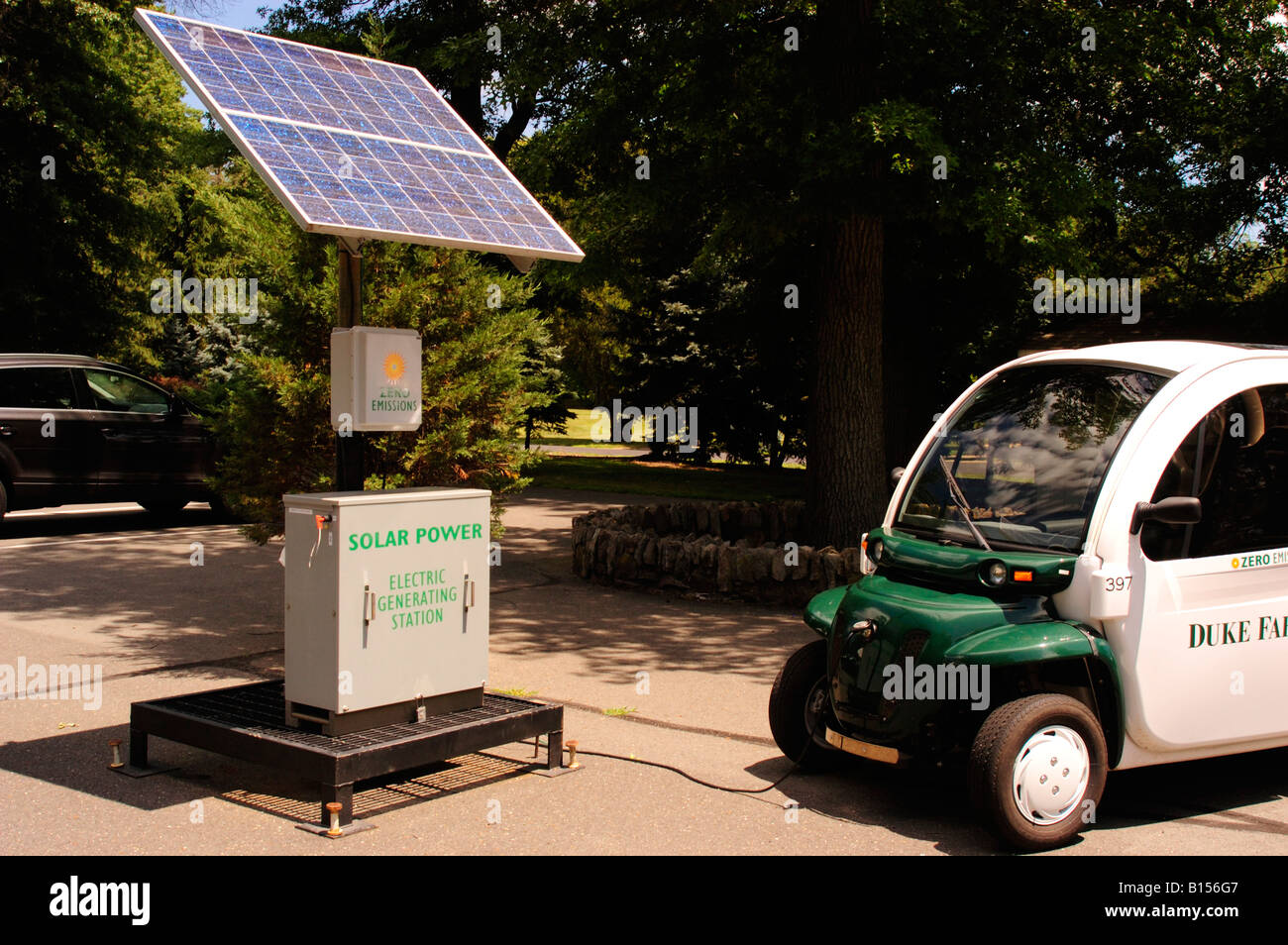 L'électricité solaire et de la voiture électrique Banque D'Images